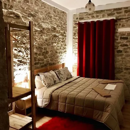 Eri شقة فندقية Gjirokastër